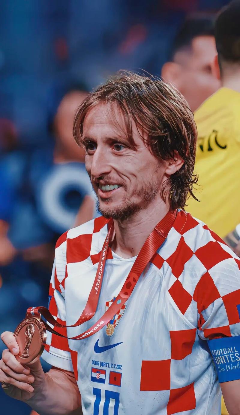 TA：阿莫林希望引进中场；曼联是否签门将取决于巴因迪尔未来