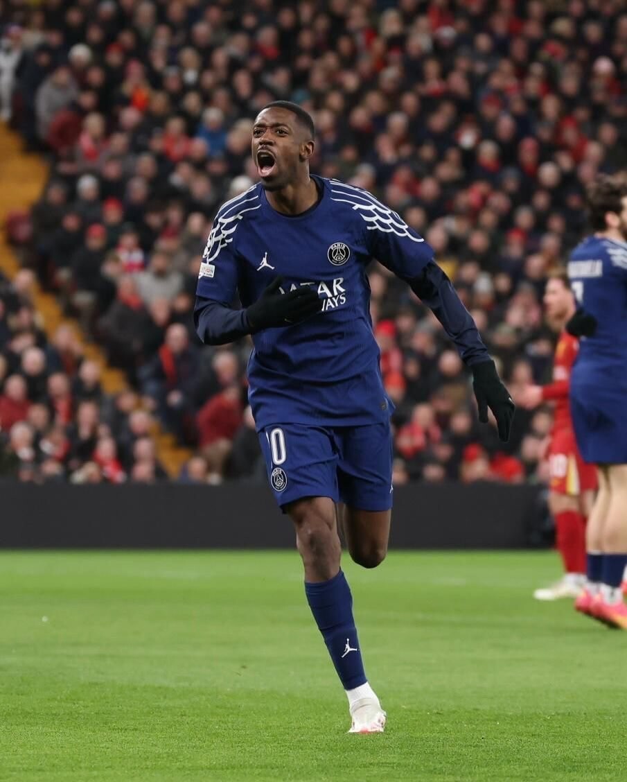 法兰克福球迷在诺坎普球场对巴萨支持者发动投掷袭击