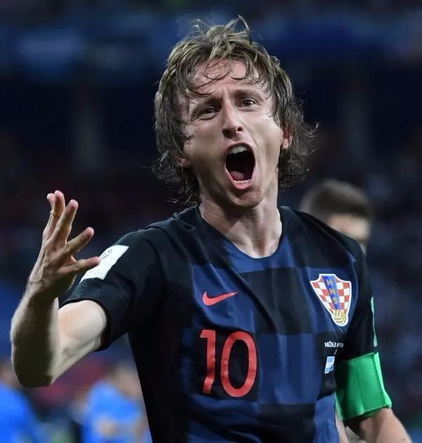 前锋关键射门锁定胜局