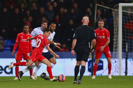 有爱，埃德森用手语向一名聋哑女球童示意：我爱你